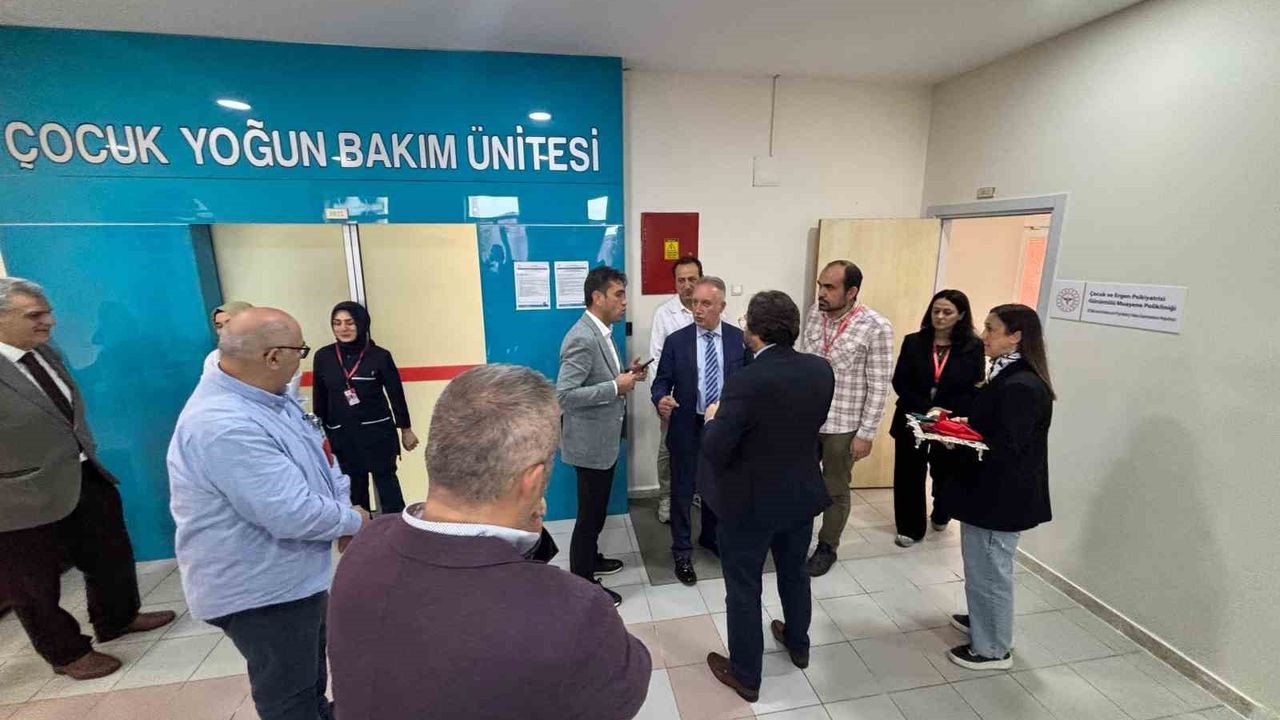 Oda küçük, tören büyük