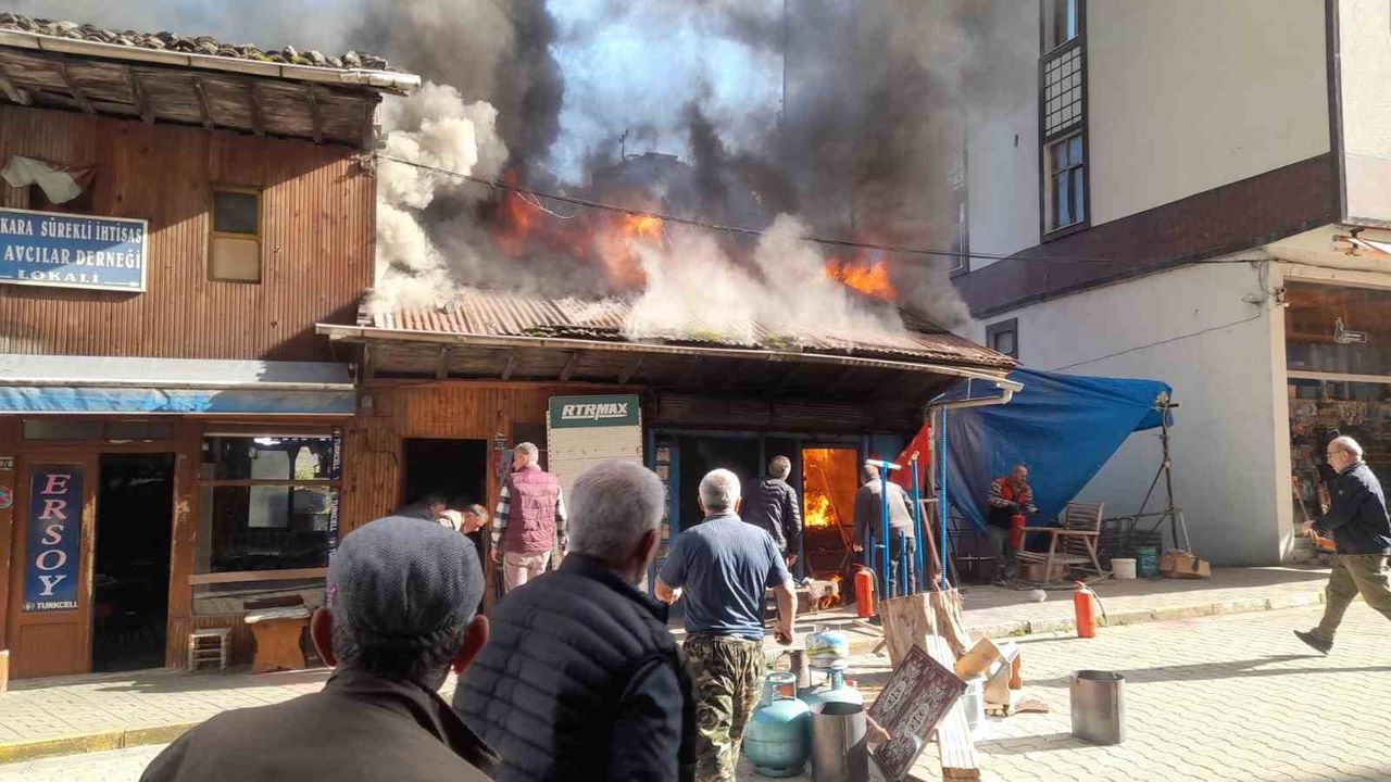 Kalaycı dükkanındaki yangını söndürmek için seferber oldular