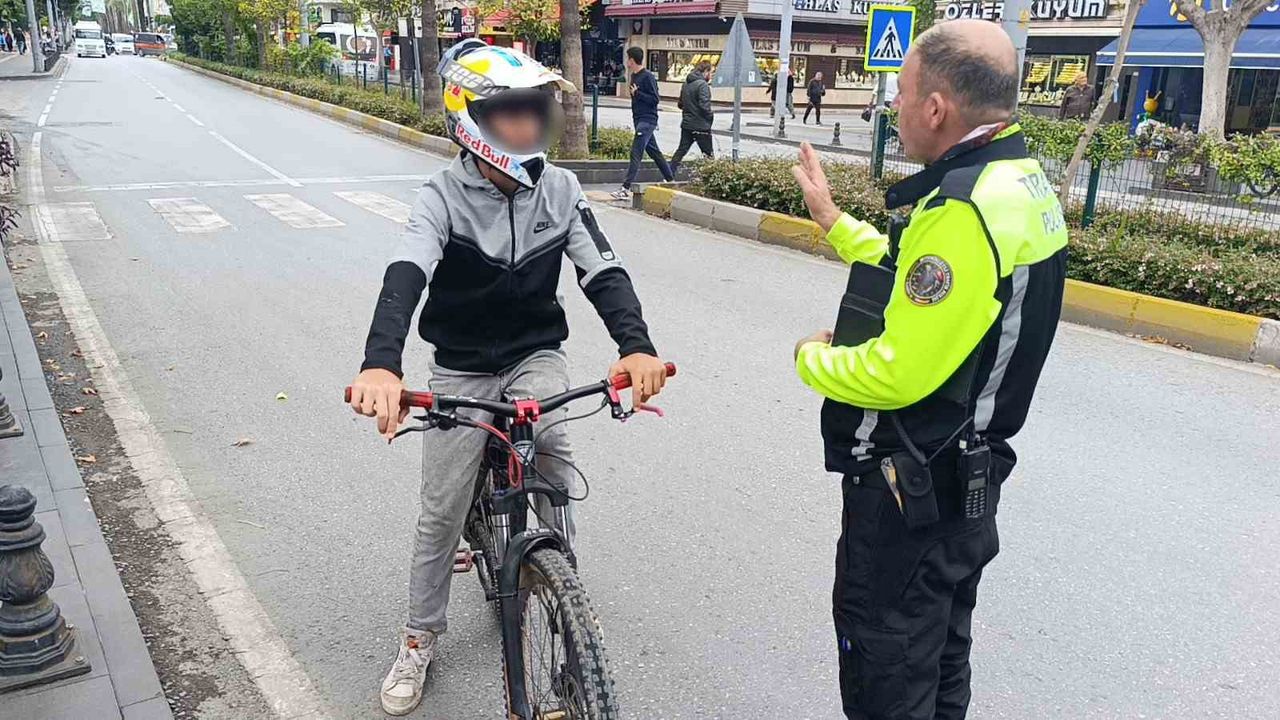 Trafik polisinden trafiği tehlikeye düşüren bisikletliye nasihat