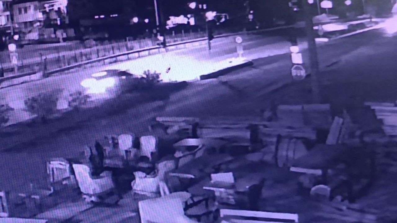 Havalanan otomobil hafif ticari araca çarptı