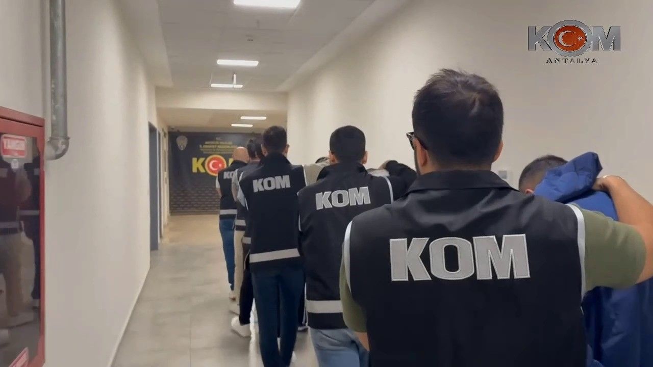 Antalya’da motosikletle gelip iş yerine kurşun yağdırdılar