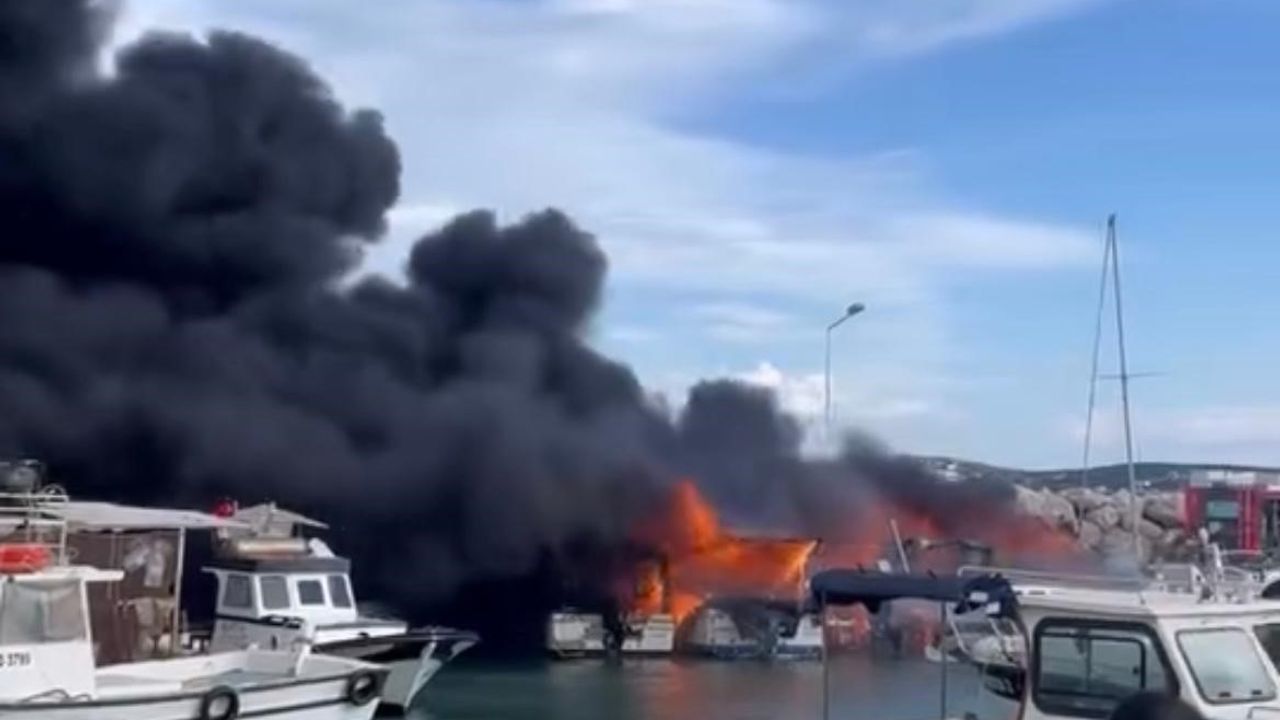 Çeşme’de korku dolu anlar: Tekneler alevlere teslim oldu