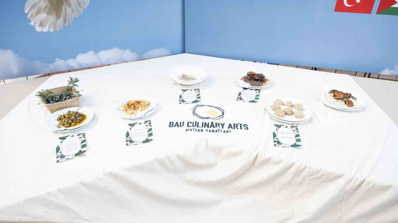 Filistin'le dayanışmada yemekler kırık tabaklarda sergilendi