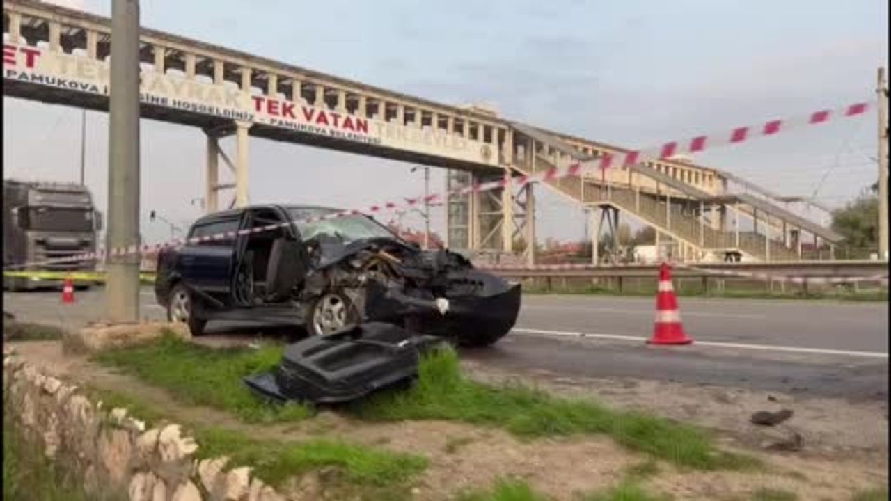 Pamukova’da park halindeki tıra çarpan otomobil hurdaya döndü