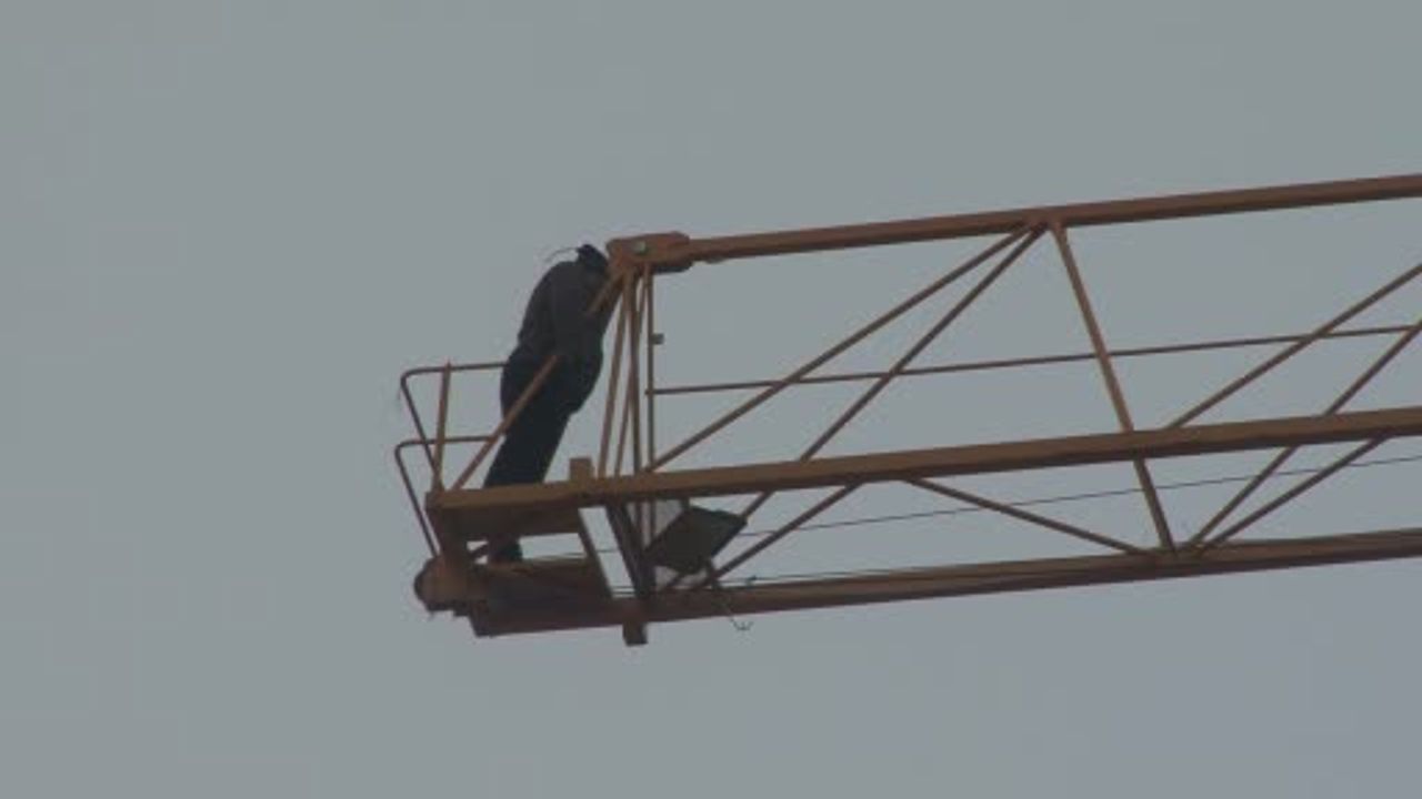 İşten Çıkarılan İşçi Kule Vince Çıkıp İntihar Girişiminde Bulundu