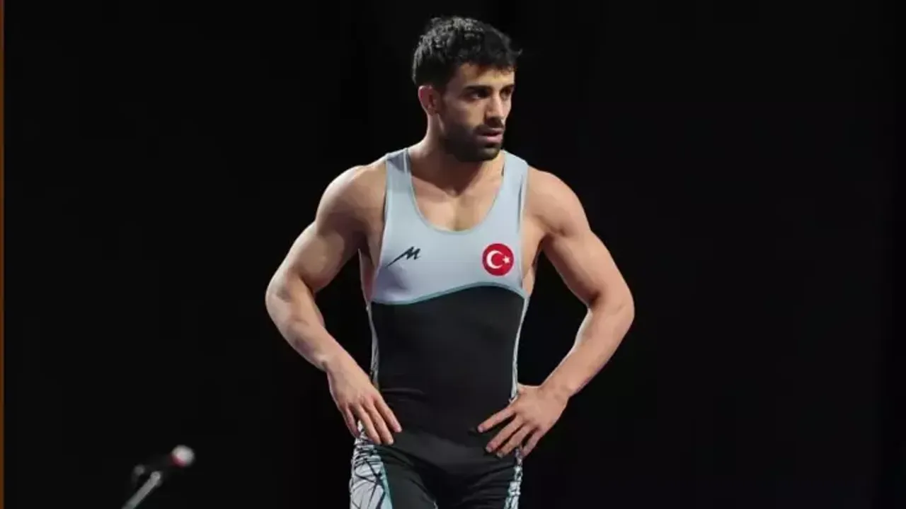 Milli Güreşçi Ekrem Öztürk’ten Gümüş Madalya