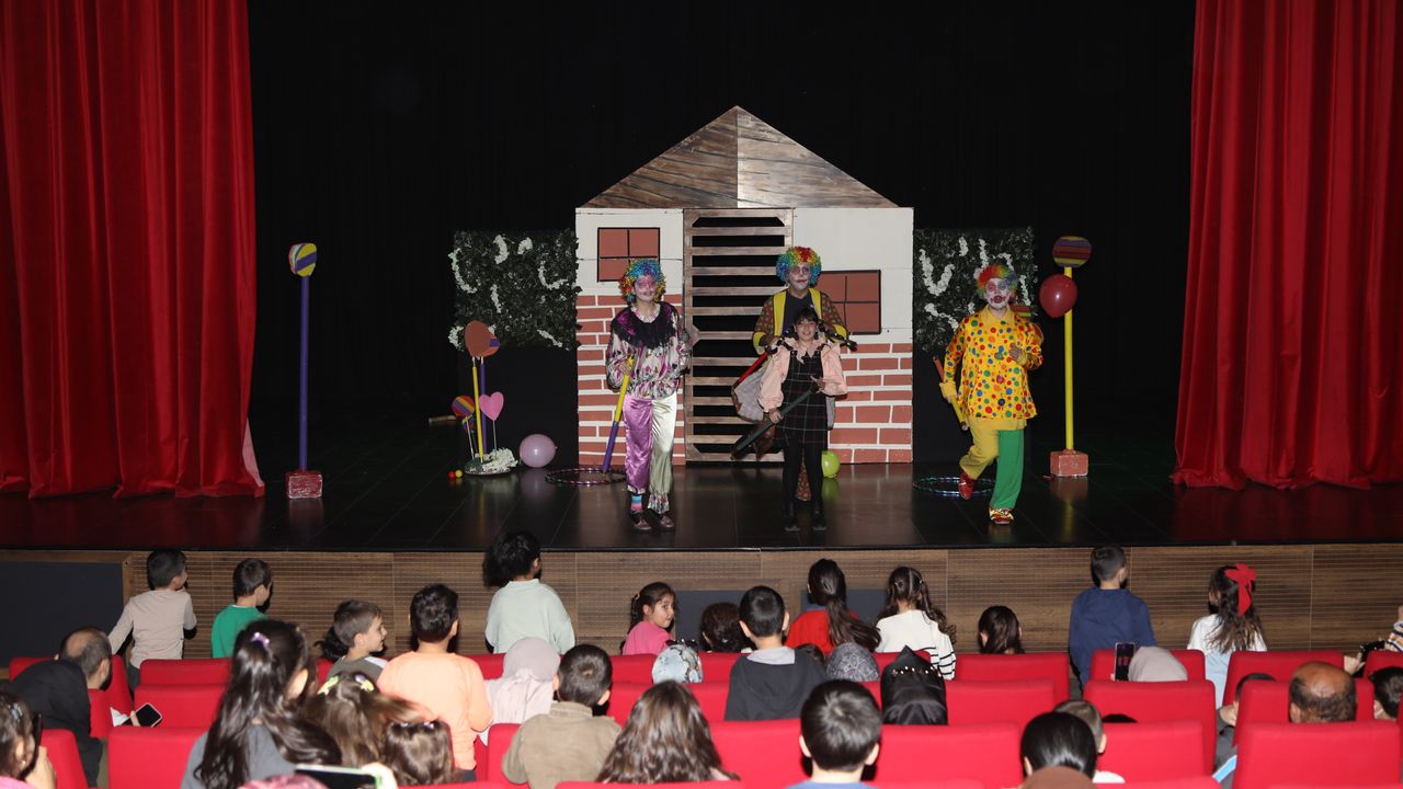 Çayırova’da tiyatroya yoğun ilgi: Binlerce çocuk ara tatilde sahneyle buluştu