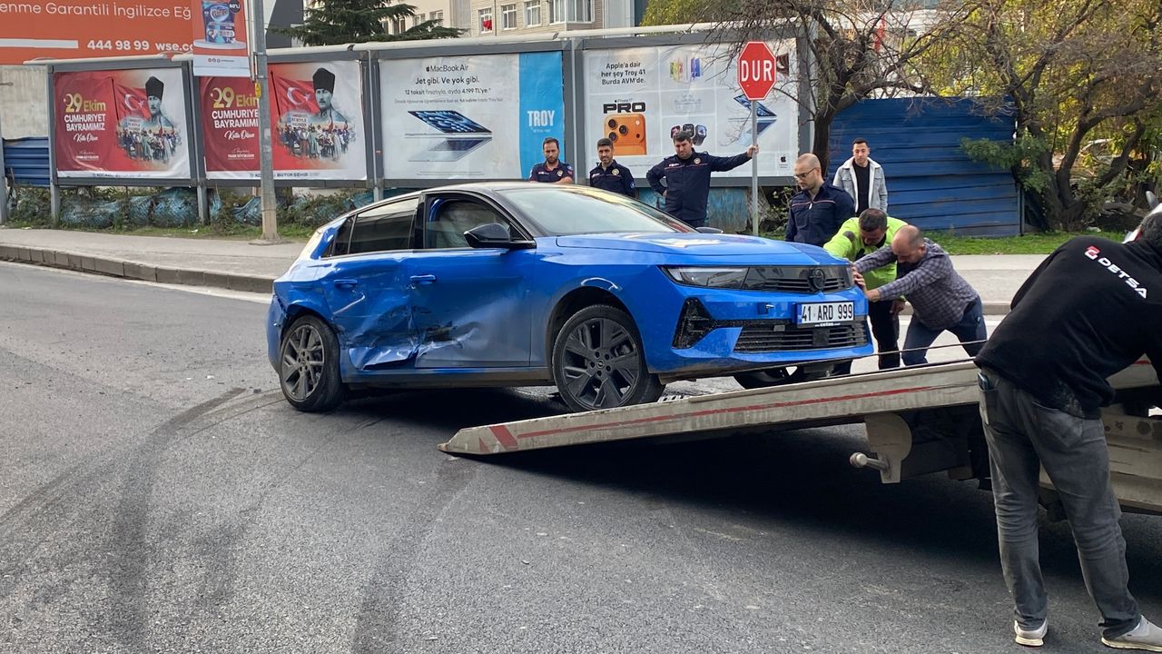 İzmit’te iki araç çarpıştı: 4 kişi yaralandı