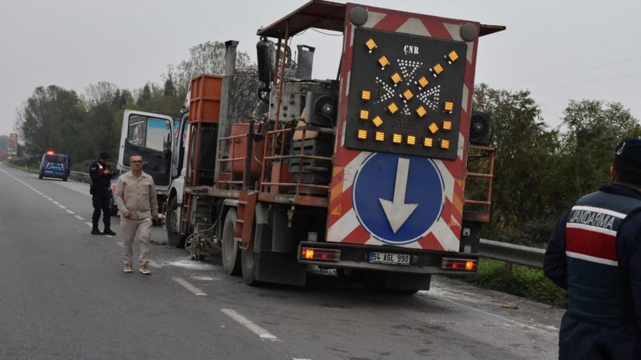 Yol kenarında beklenmedik olay: Şerit çizme makinesi patladı