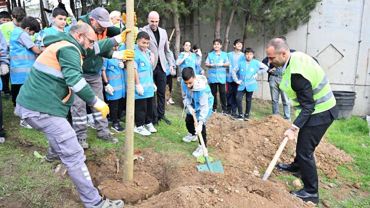 Gaziosmanpaşa’da Öğrenciler 2 Ton Atık Topladı! Ağaçlara Hayat Oldu