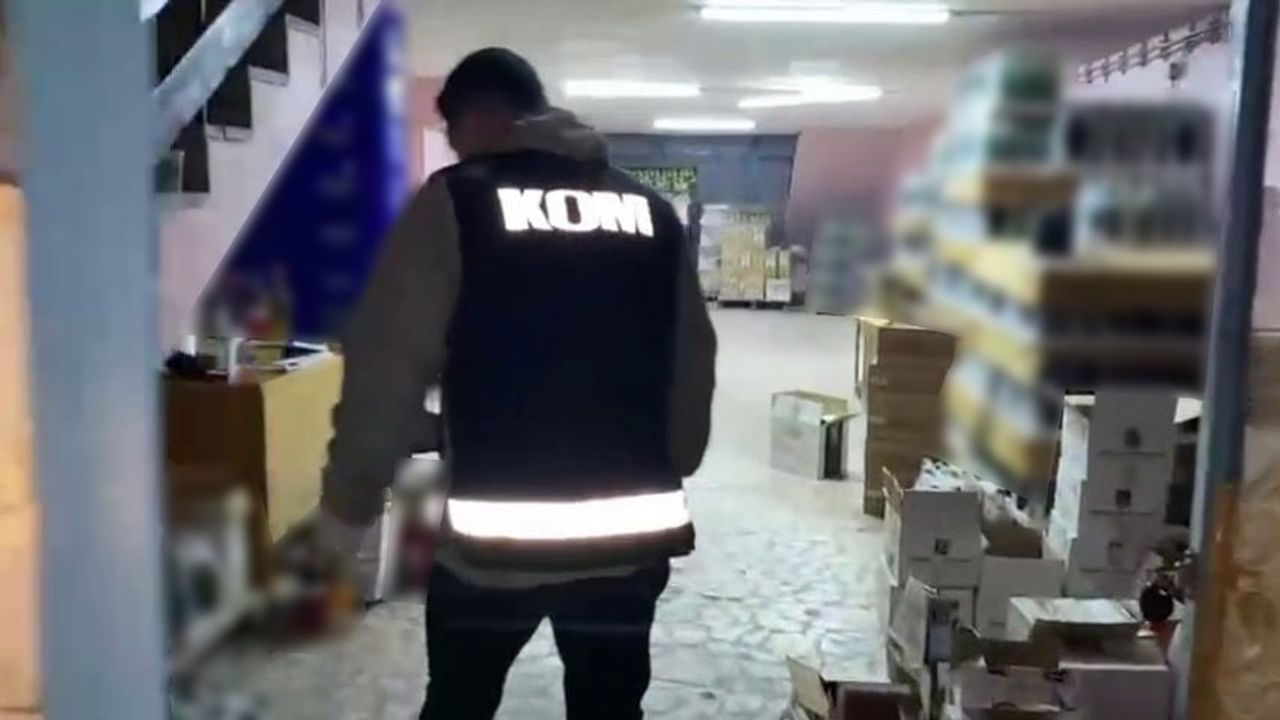 Polis iki ilçede düğmeye bastı: Kaçak içki deposuna baskın