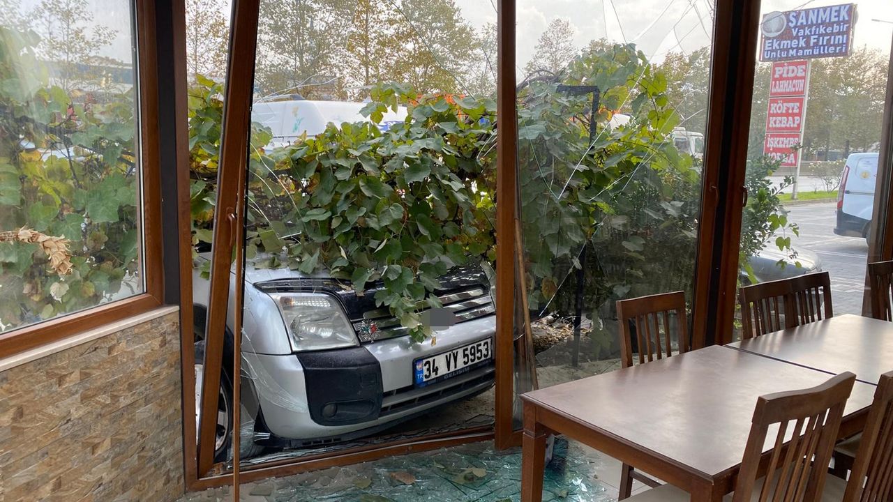 İzmit’te kontrolden çıkan otomobil yayalara çarptı: 1 ölü, 3 yaralı