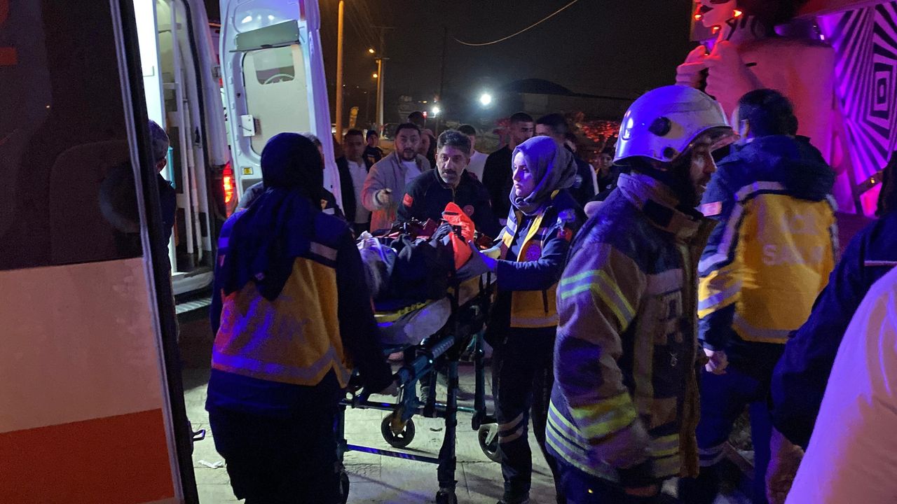 Kartepe’de Bisikletliye Çarpmamak İçin Direğe Çarpan Otomobilde 5 Kişi Yaralandı