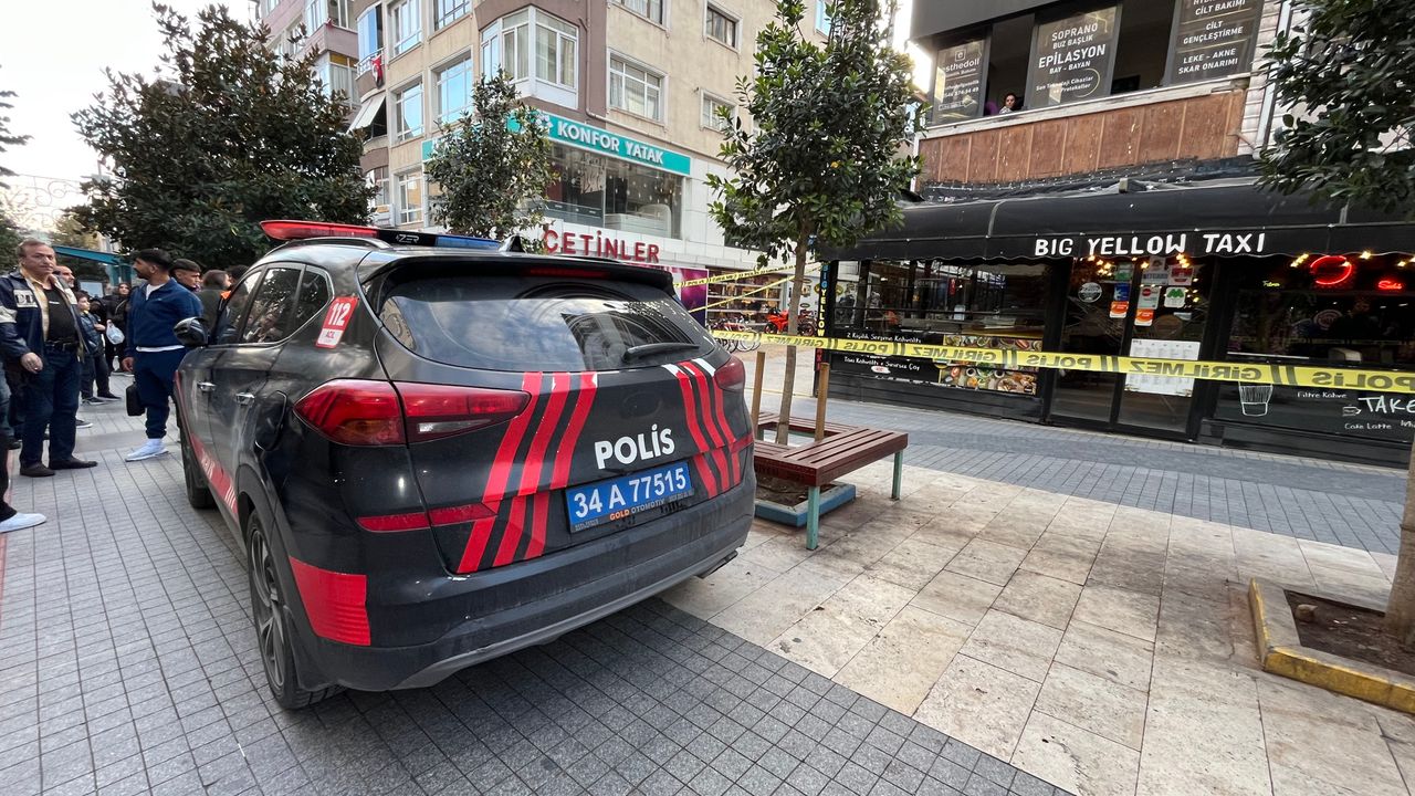 Küçükçekmece’de Kafede Silahlı Saldırı: Bir Kişi Yaralandı