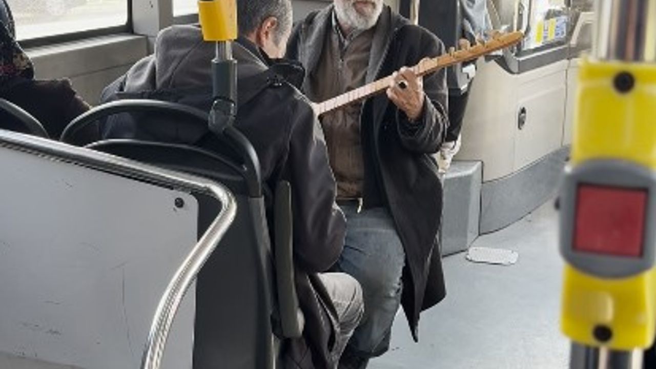 İETT Otobüsünde Bağlamalı Yolcudan Mini Konser