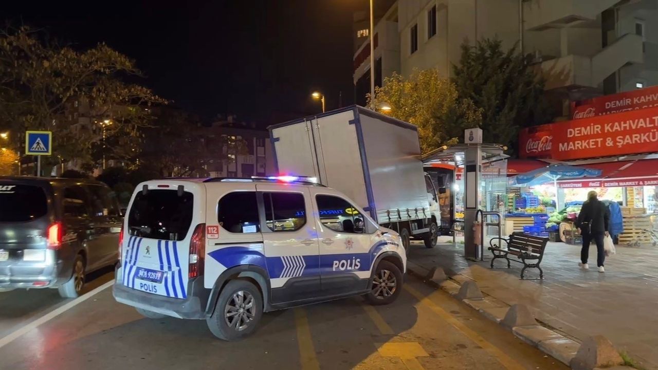 Kontrolden Çıkan Kamyonet Durağa Daldı