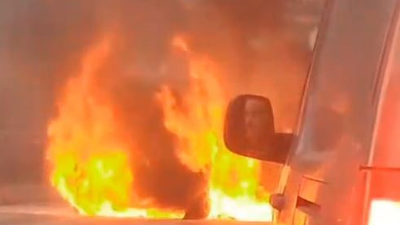 Sultangazi’de seyir halindeki araç alev aldı: Araç kullanılamaz hale geldi