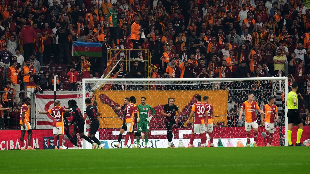 Galatasaray İlk Yarıda Direkleri Dövdü, Gençlerbirliği 1-0 Önde