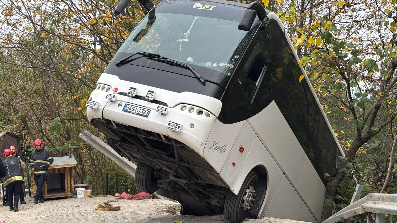 Kartepe’de Park Halindeki Tur Otobüsü Şarampole Düştü: Facia Kıl Payı Atlatıldı