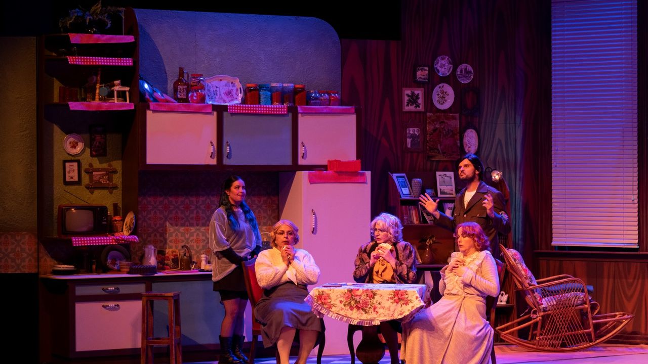 Kocaeli Şehir Tiyatroları “Üç Jokerli Konken” ile Adana’yı Büyüledi