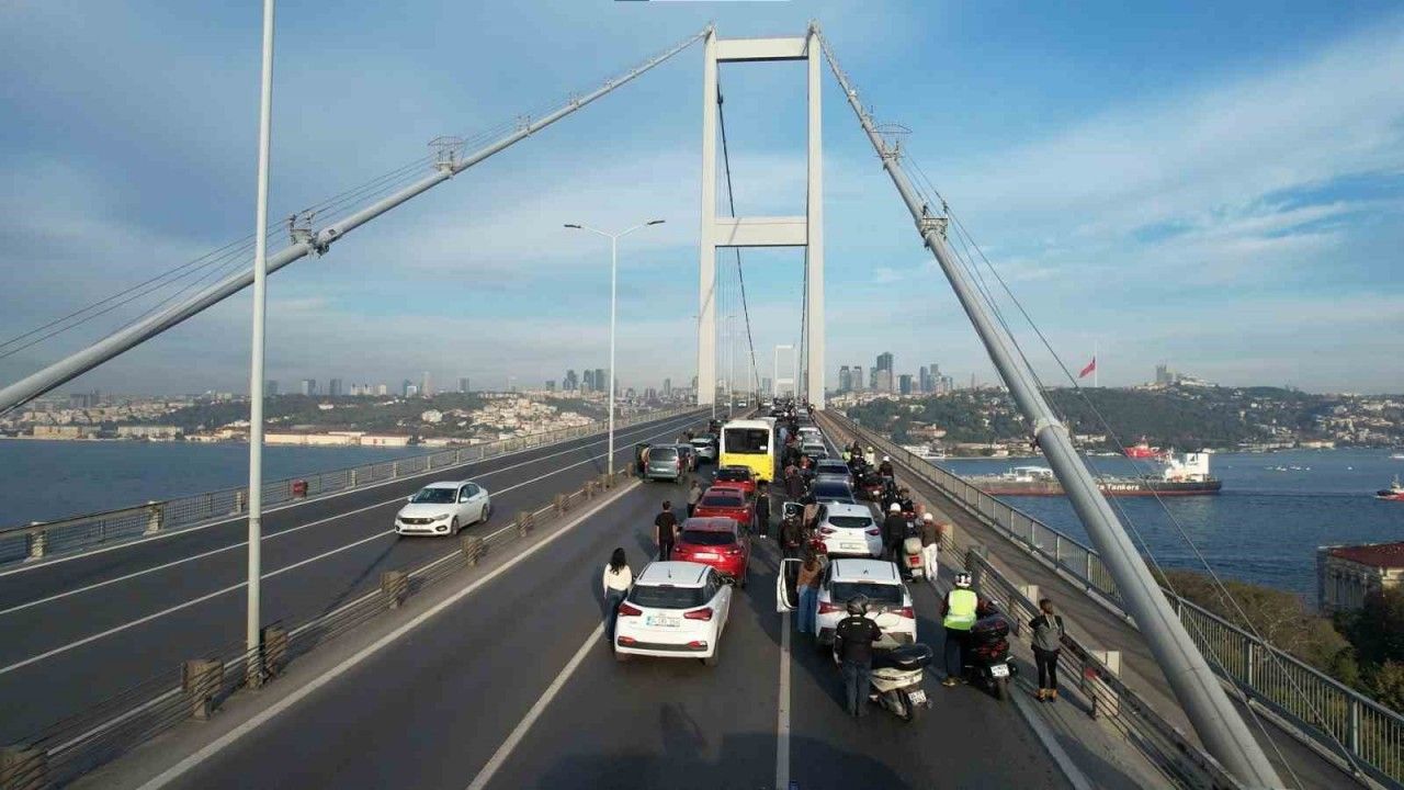 09.05’te vatandaşlar araçlarından inerek saygı duruşunda bulundu