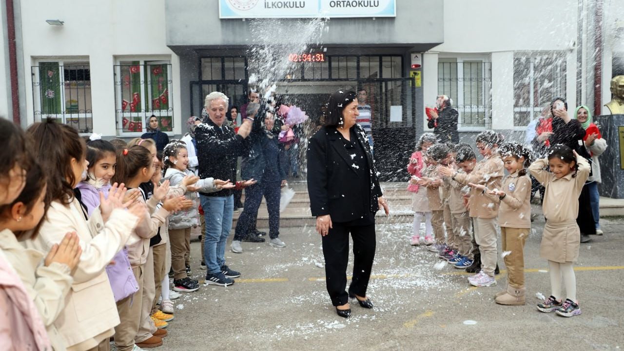 39 Yıllık Öğretmenlik Serüvenine Duygusal Veda: Hatice Berber Emekli Oldu