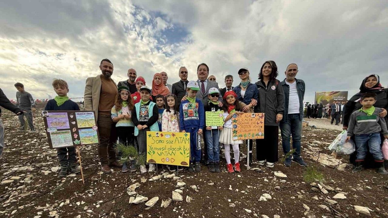 4 bin 500 fidan yanan ormanlık alanda toprakla buluştu