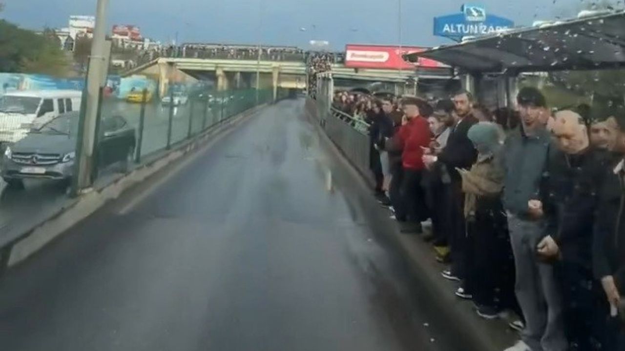 Altunizade’deki metrobüs kuyruğunda yolcular yağmur altında ıslandı