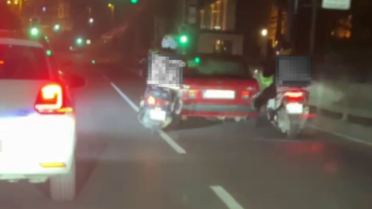 Arızalanan otomobili motokuryeler ayaklarıyla itti