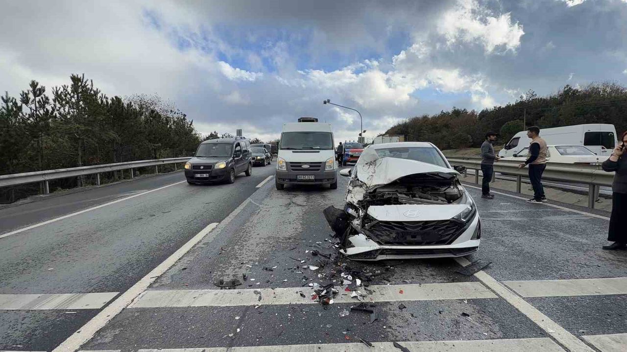 Arnavutköy’de 3 aracın karıştığı kaza ulaşımı felç etti: Yol saatlerce kapalı kaldı