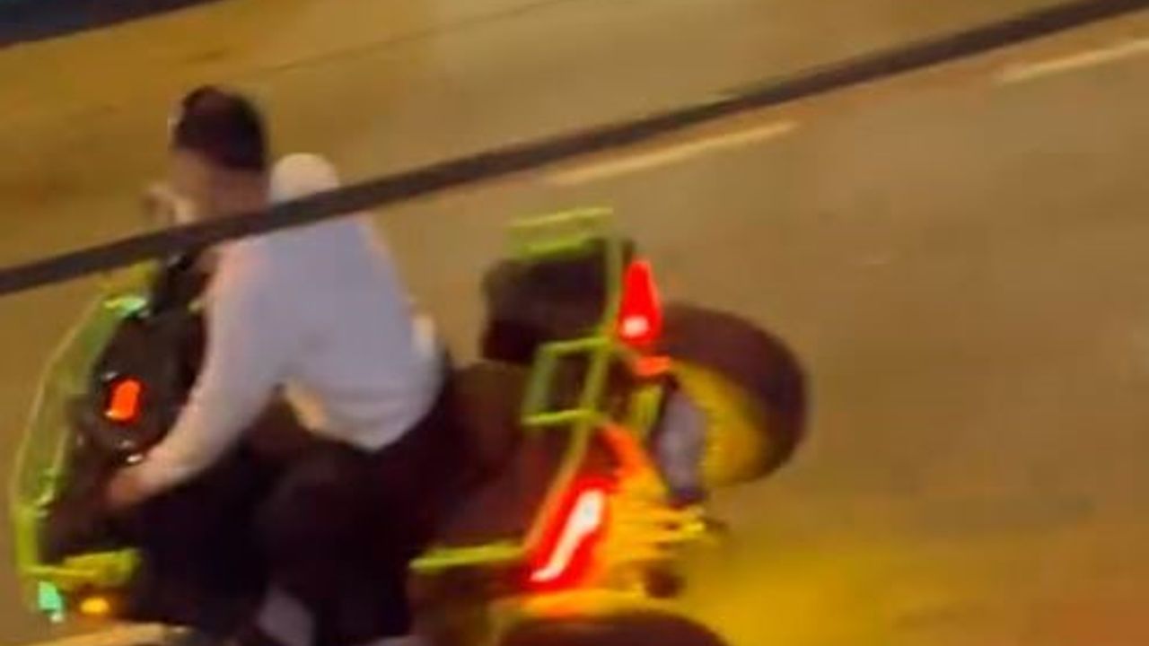 Tek teker üstünde dakikalarca ilerlediler: Trafikte tehlikeli gösteri kamerada