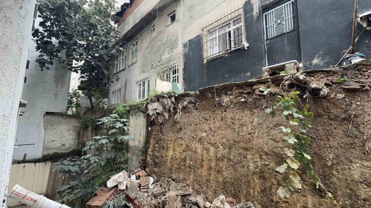 Arnavutköy’de Gece Yarısı Korkutan Çökme: İki Bina Hasar Gördü