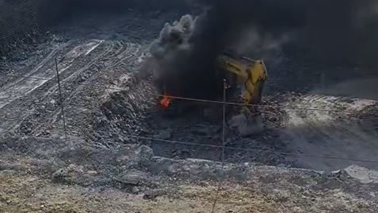 Arnavutköy’de iş makinesi alev alev yandı