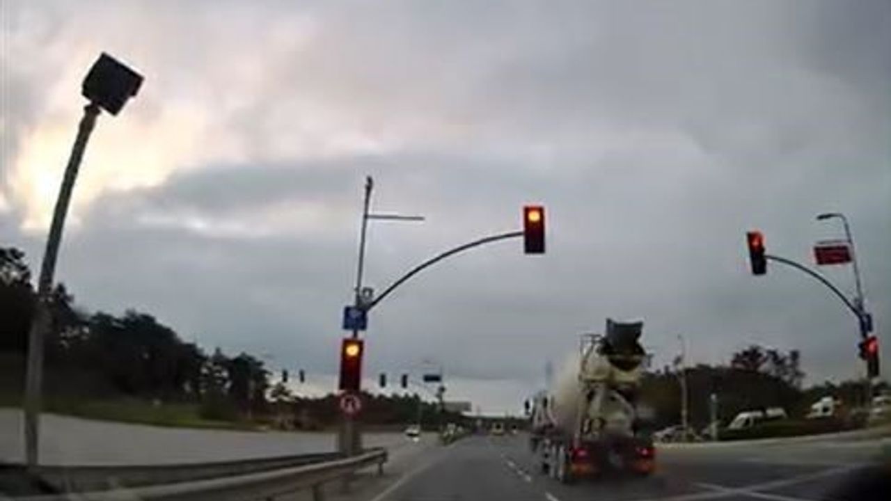 Arnavutköy’de kırmızı ışık ihlali faciaya davetiye çıkardı