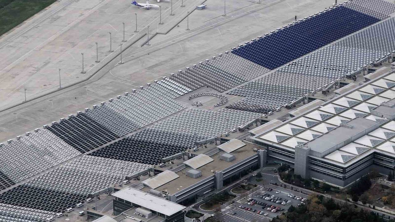 Atatürk Havalimanı'nda teslime hazır binlerce araç tek karede görüntülendi