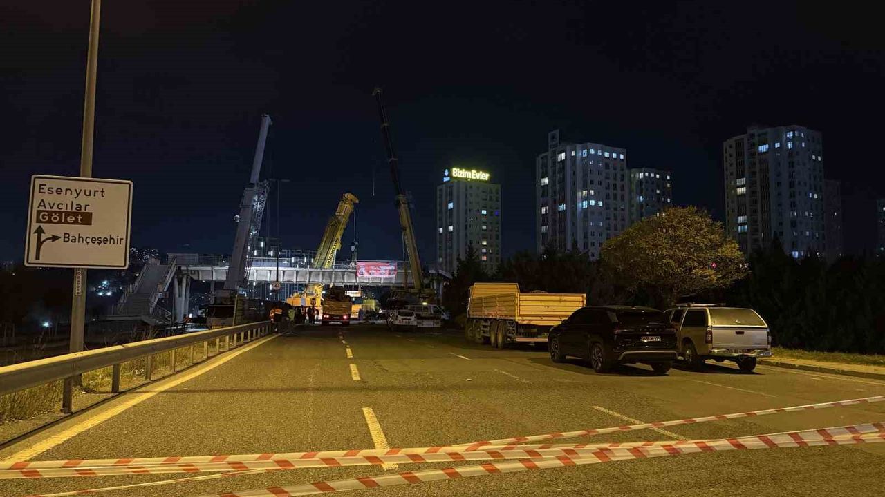 Avcılar'da tırın çarptığı üst geçit kapatıldı, geçit kaldırma çalışmaları çileye dönüştü