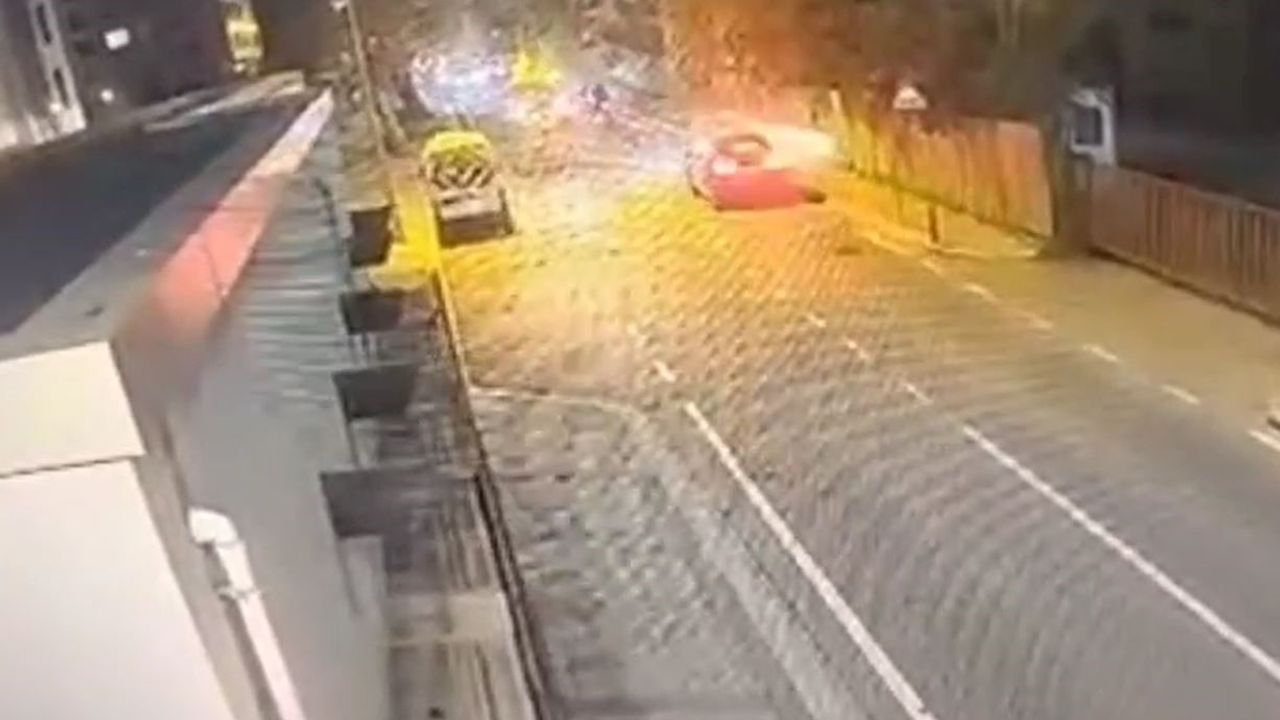 Bakırköy’de motosiklet kazası: İş makinesine çarpan sürücü yaralandı