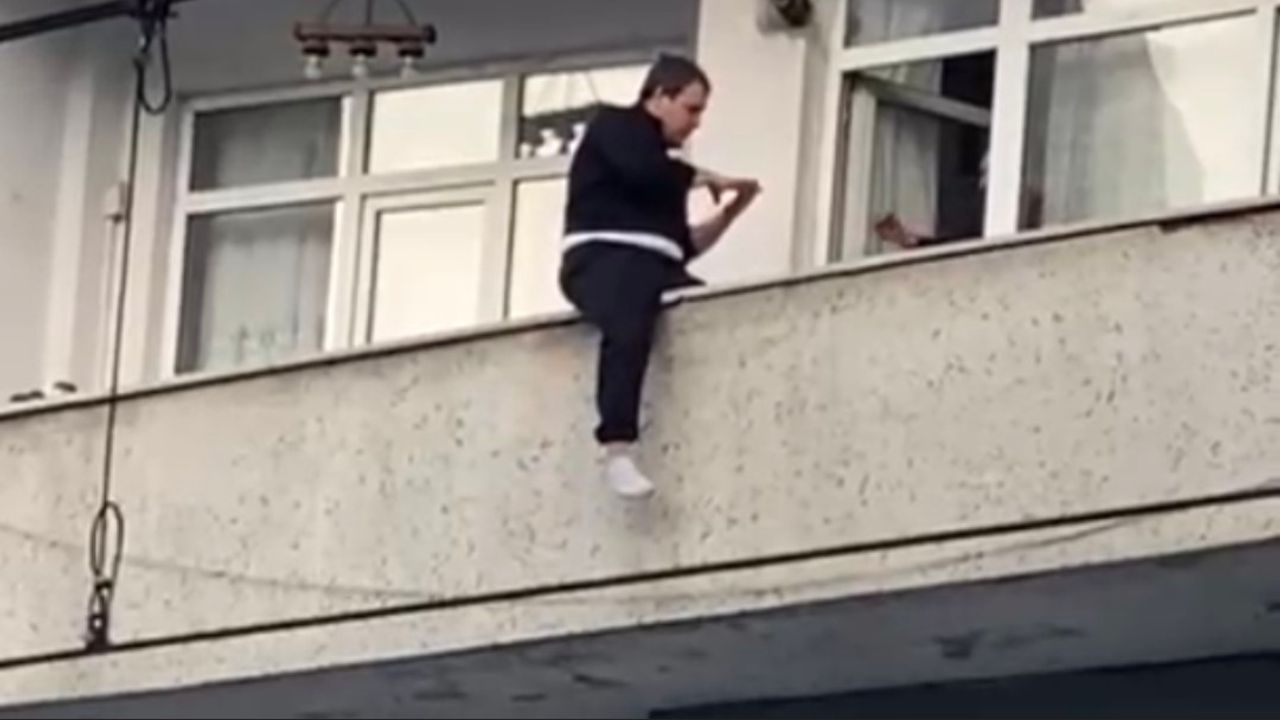 Balkondan atlamak isteyen genç yürekleri ağza getirdi