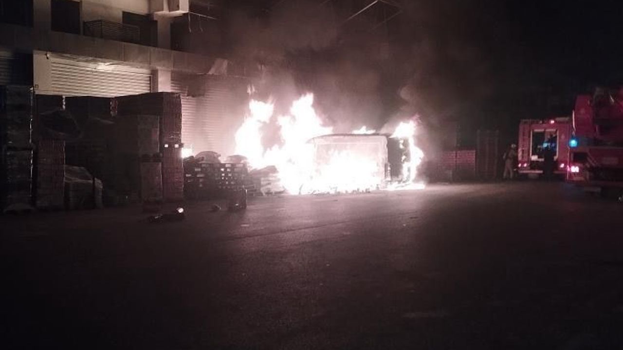 Başakşehir'de dükkanı önündeki paletlerde çıkan minibüse sıçradı