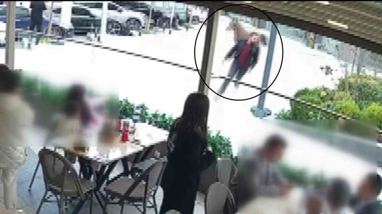 Başıboş at vatandaşları dakikalarca kovaladı