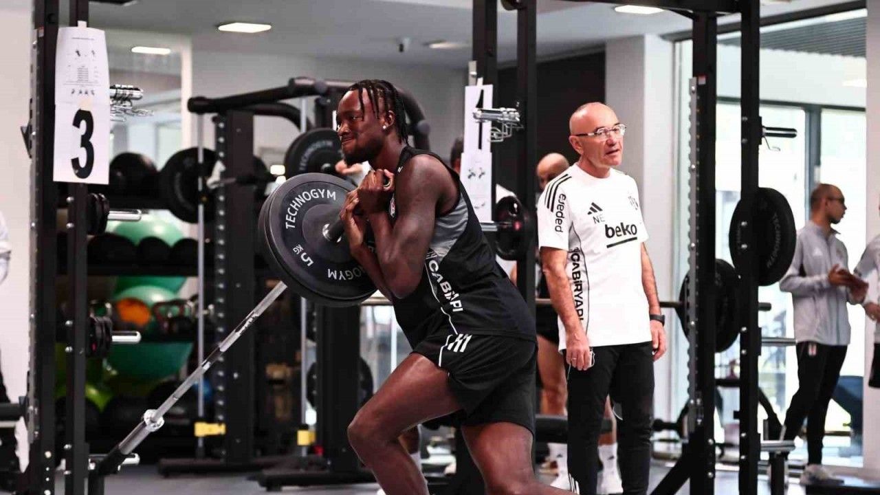 Beşiktaş günün ilk çalışmasını salonda yaptı