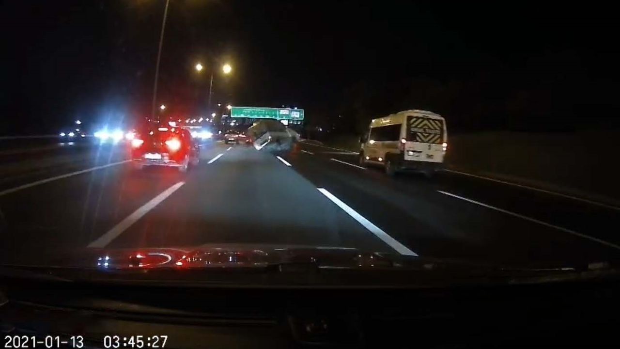 TEM Otoyolu’nda tehlikeli makas: Takla atan araç kameraya böyle yansıdı