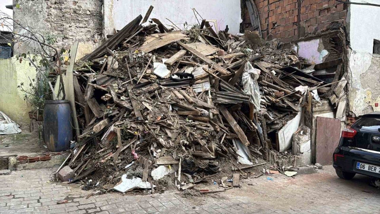 İstanbul’un göbeğinde endişe veren görüntü: Ahşap bina sabaha karşı yerle bir oldu