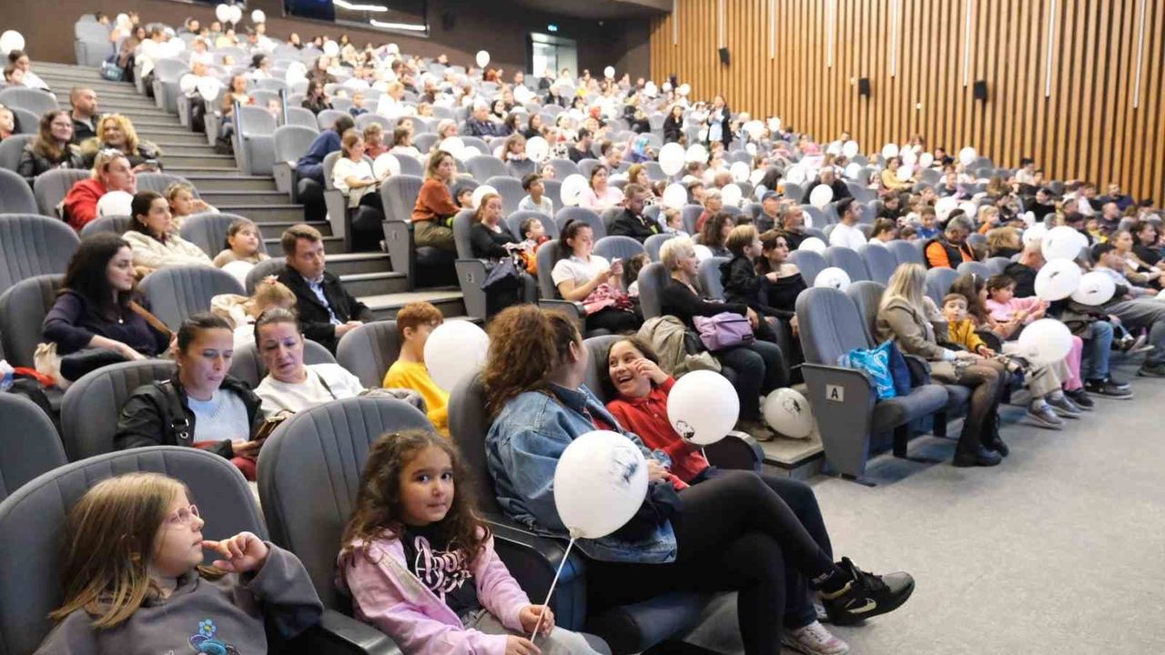 Büyükçekmeceli çocuklar, çocuk hakları gününde tiyatroda buluştu