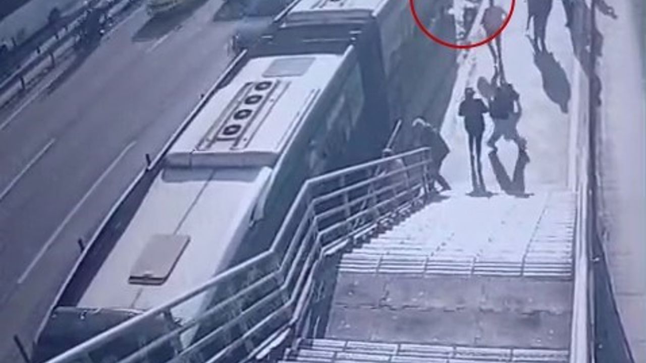 Cevizlibağ’da tekerlekli sandalyeli yolcu metrobüs yoluna düştü: 1 ölü, 2 yaralı