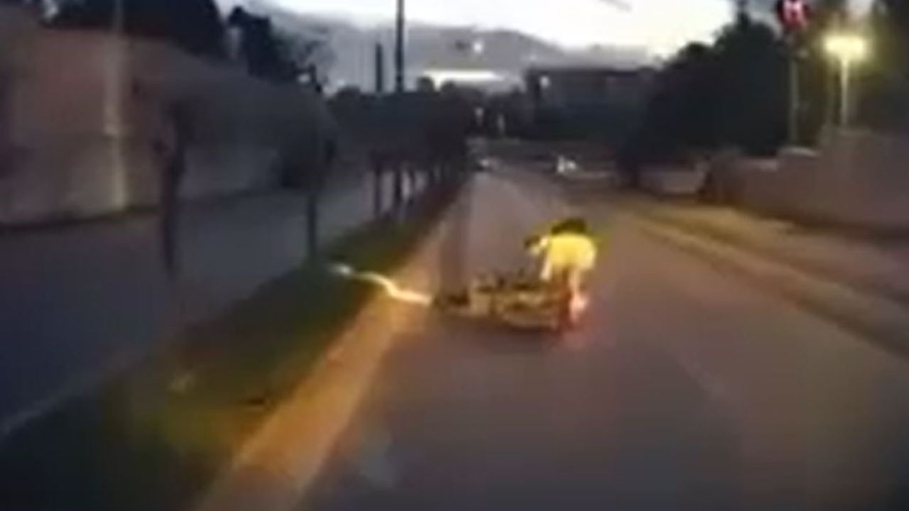 Çukur nedeniyle kontrolü kaybeden motosikletli yola savruldu