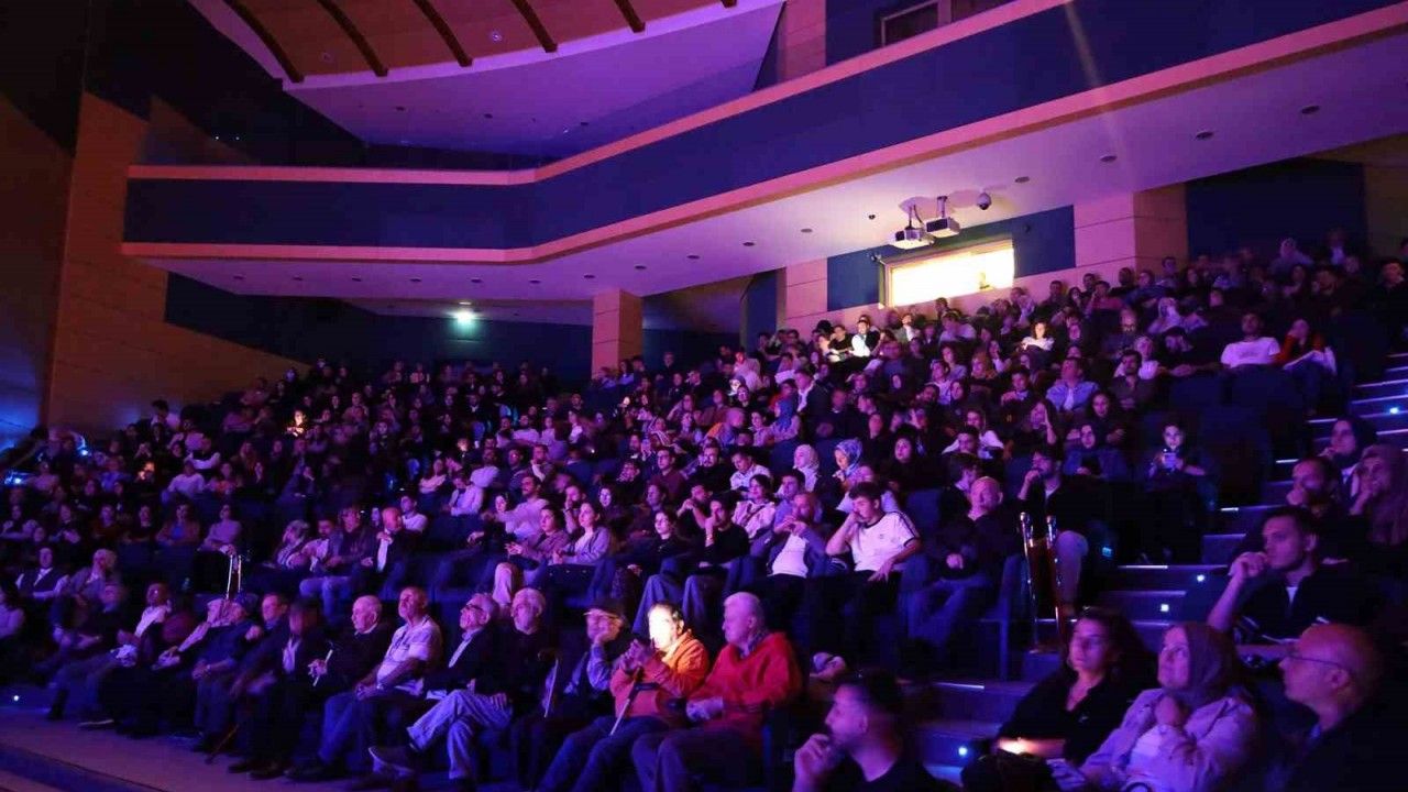 Sakarya’da tiyatro rüzgarı: “Deli İbram Divanı” ayakta alkışlandı