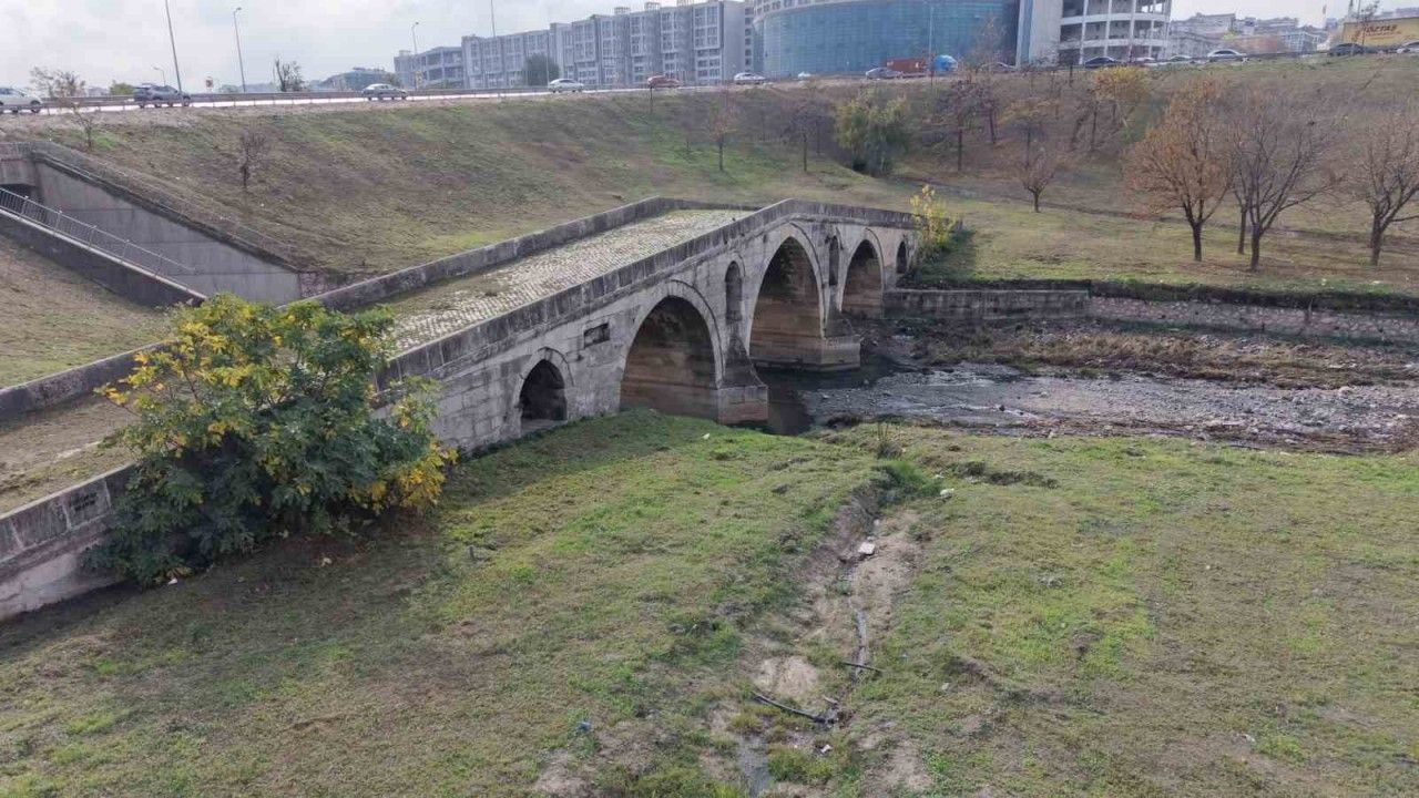 E-5’in yanında çukura terk edildi