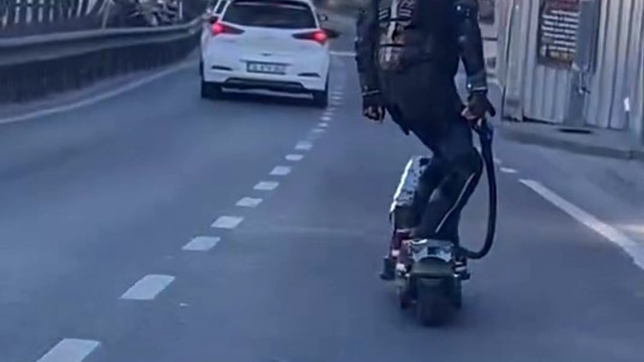 E-5’te akılalmaz manzara! Scooter’la kilometrelerce yol gitti