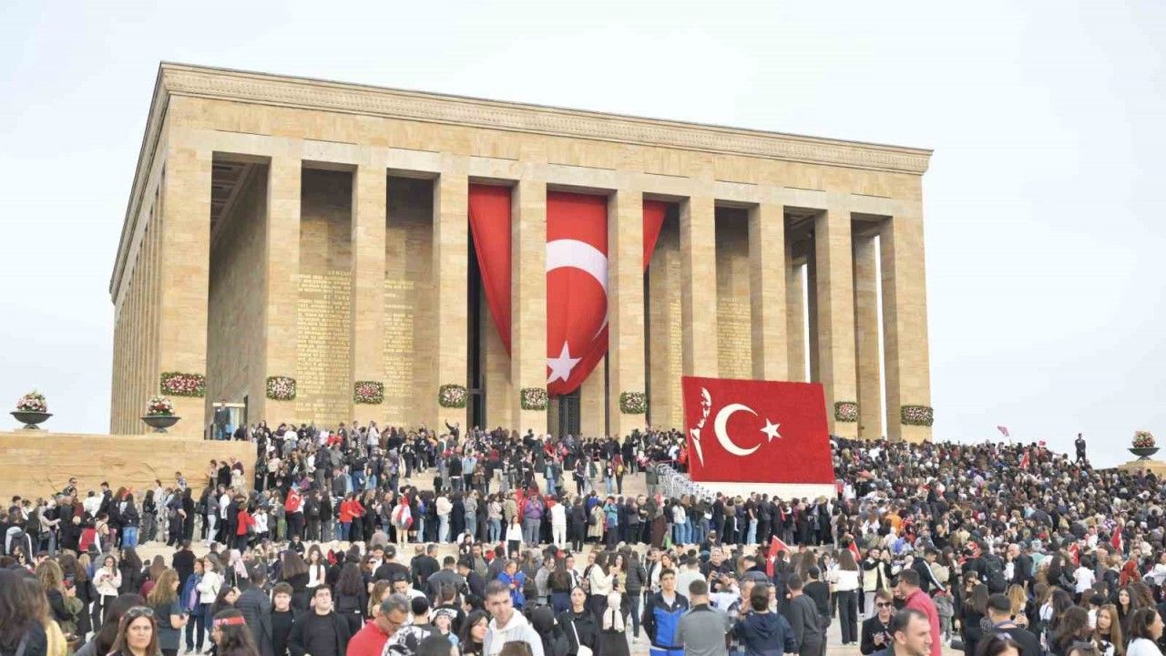 Esenyurtlu gençler Anıtkabir’i ziyaret etti
